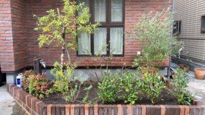 世田谷区で花壇内に植えた低木類の植栽事例と植栽料金