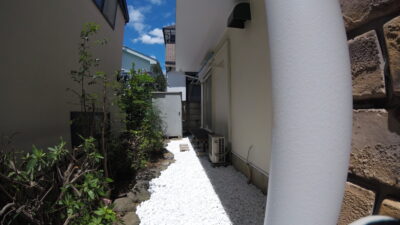 【造園工事】世田谷区で防草シート敷きの施工事例-お庭を明るくする砂利敷きも行いました。
