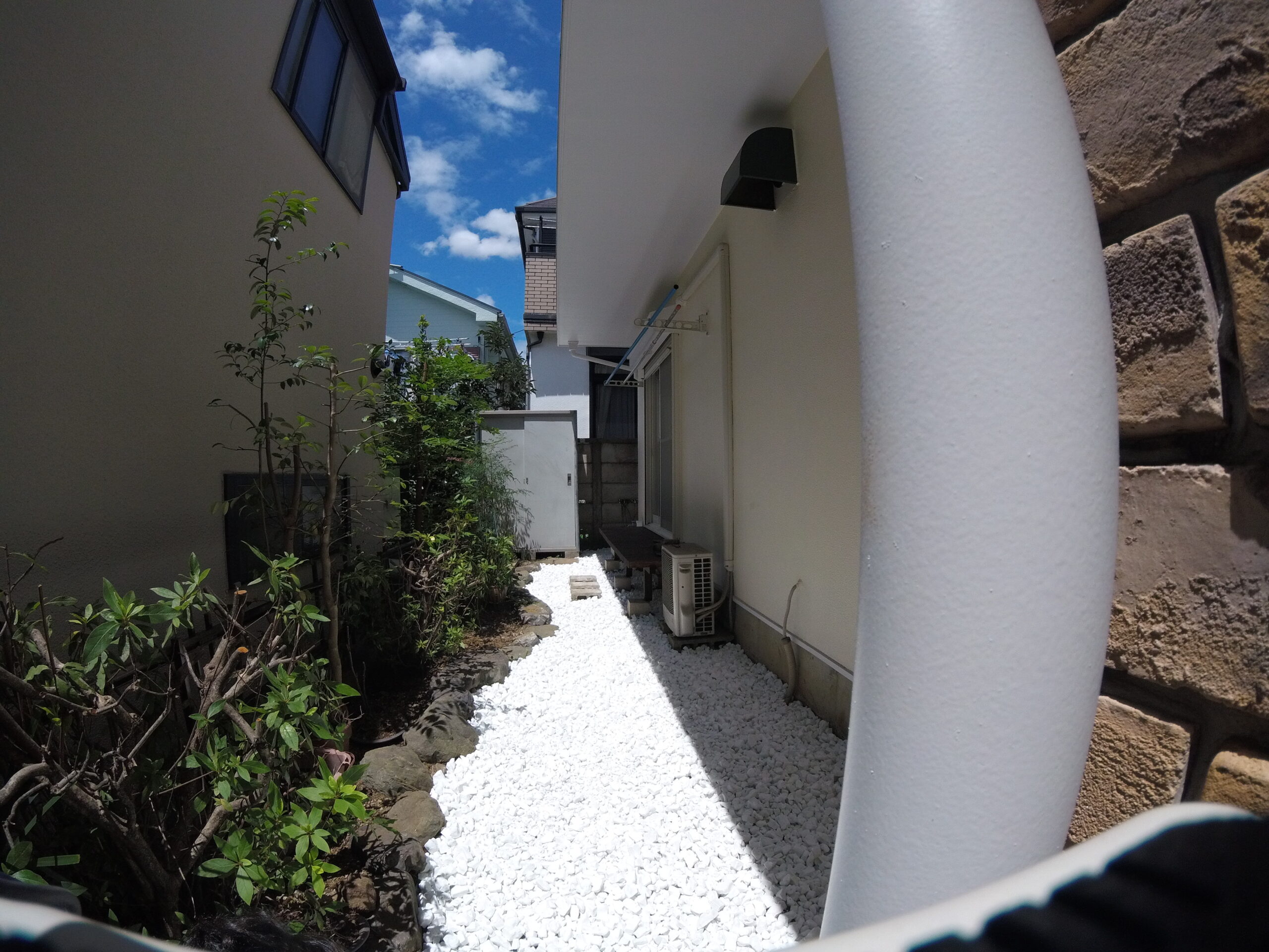 【造園工事】世田谷区で防草シート敷きの施工事例-お庭を明るくする砂利敷きも行いました。