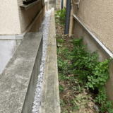 【横浜市都筑区】狭いところに生えてしまった雑草をもう生えなくしてほしい防草シートと砂利敷き施工