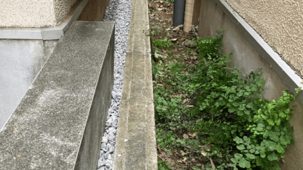 【横浜市都筑区】狭いところに生えてしまった雑草をもう生えなくしてほしい防草シートと砂利敷き施工
