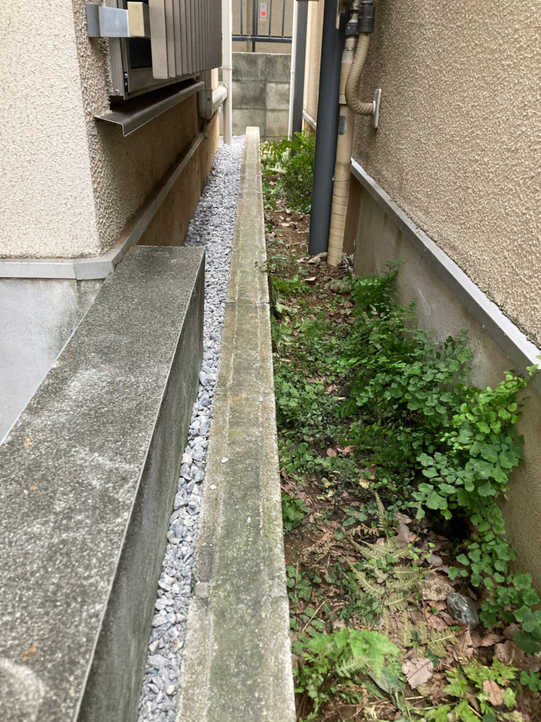 【横浜市都筑区】狭いところに生えてしまった雑草をもう生えなくしてほしい防草シートと砂利敷き施工