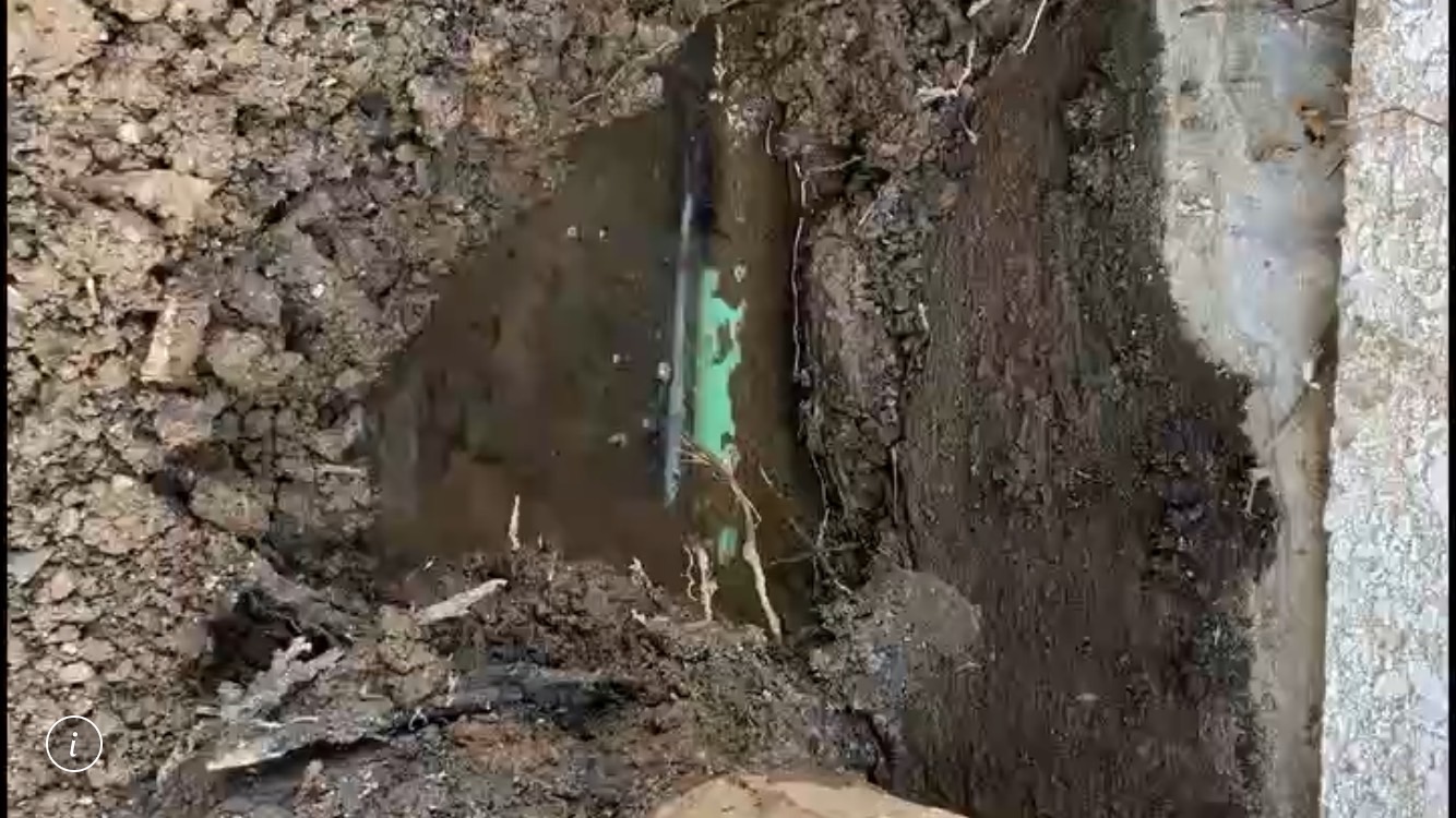 横浜市での水道管の損傷による水漏れ