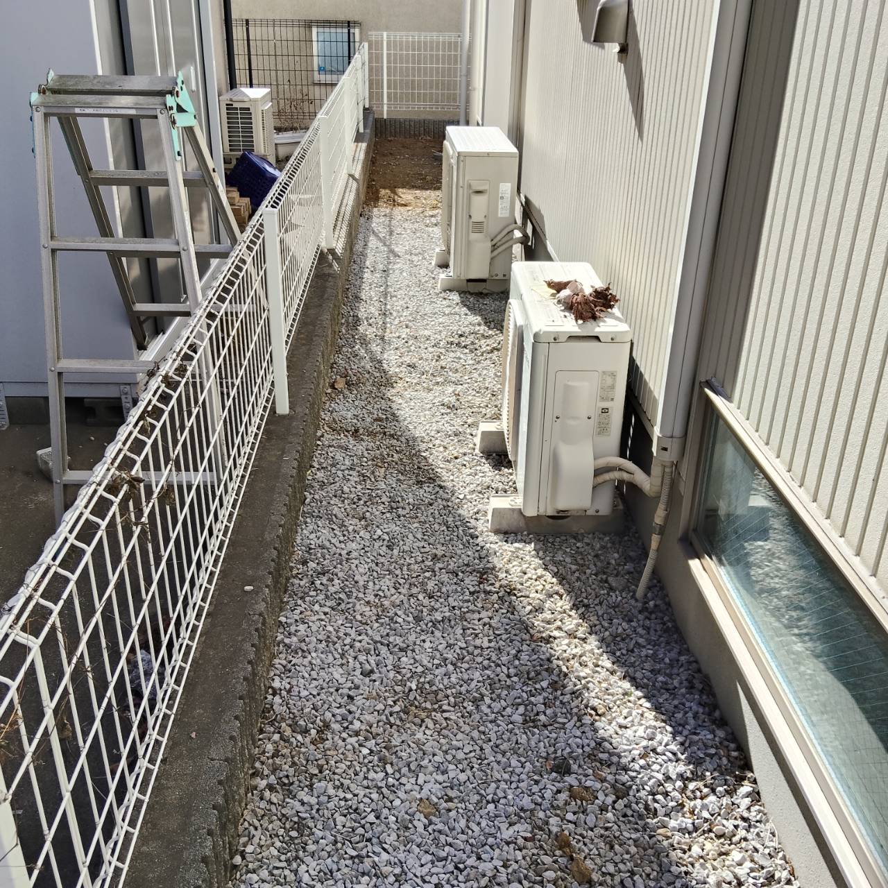 世田谷区大蔵の防草シート施工中