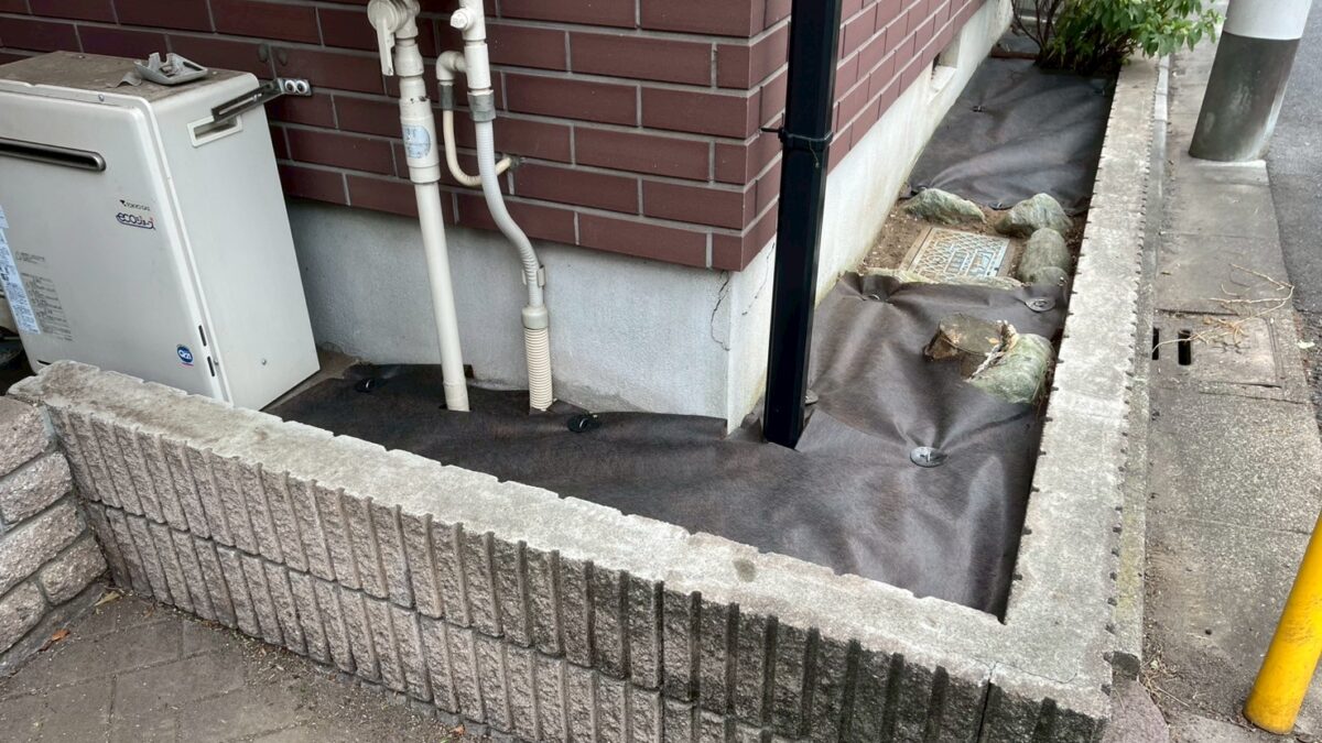 横浜市の防草シート施工中