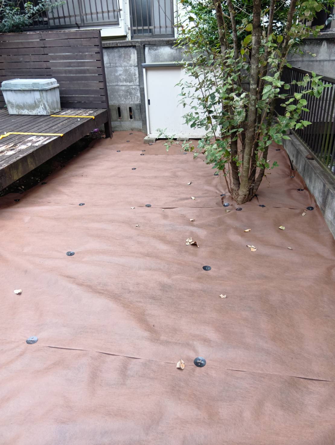 青葉区つつじが丘で除草と防草シート施工後