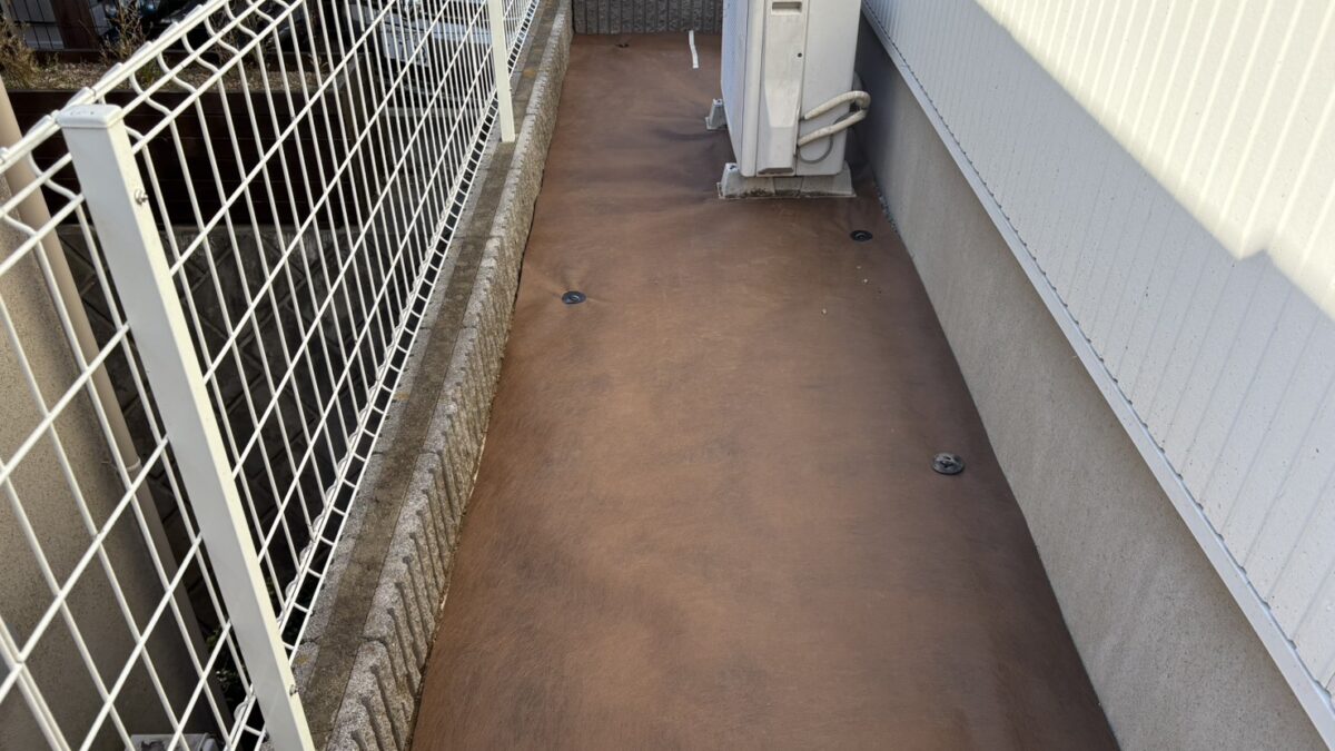 世田谷区大蔵で除草と防草シート施工と砂利敷き中